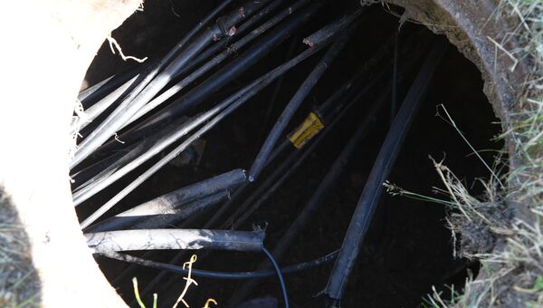 Поврежденные кабели в коммуникационном колодце во дворе многоквартирного дома по улице Аральская в Симферополе