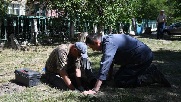 Видео работы специалистов на месте обрыва кабелей в коммуникационном колодце во дворе улицы Аральская в Симферополе