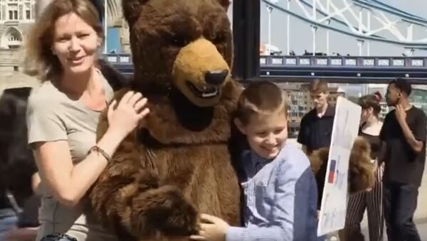 Видео объятий русского медведя и прохожих в Лондоне