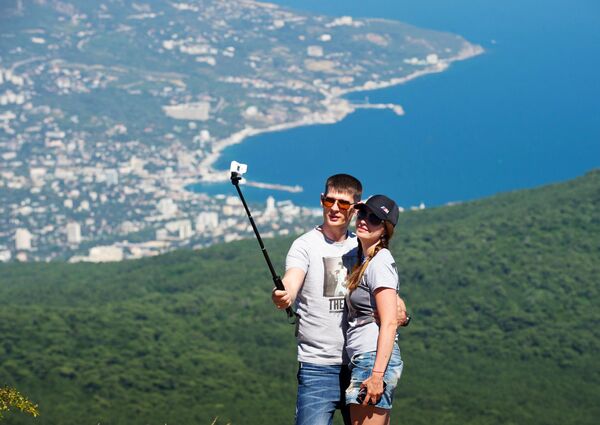 Отдыхающие фотографируются на плато Ай-Петри в Крыму