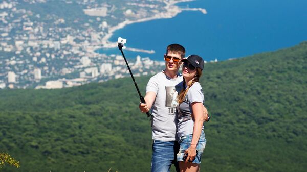 Отдыхающие фотографируются на плато Ай-Петри в Крыму