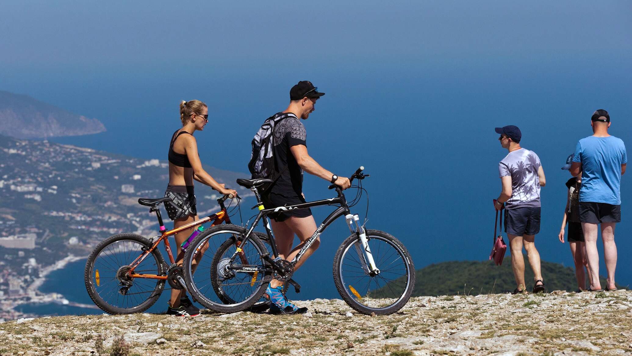 В крым ехать опасно летом. Туристы в Крыму. Велосипед в горах. Велотуризм в Крыму. На велосипеде в горах Крыма.