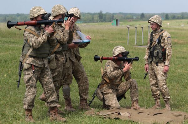 Военнослужащие вооруженных сил Украины во время военных учений на Яворовском полигоне во Львовской области Военнослужащие вооруженных сил Украины во время военных учений на Яворовском полигоне во Львовской области