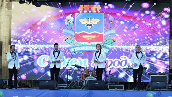 Московская вокальная группа Кватро выступает на гала-концерте, посвященном 234-летию Симферополя