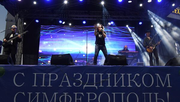 Рок-группа Земляне выступает на праздничном концерте, посвященном 234-летию Симферополя