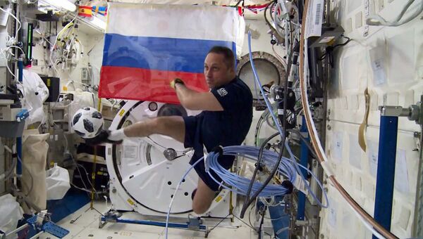 Космонавт из Севастополя Антон Шкаплеров проводит тренировку по футболу на Международной космической станции