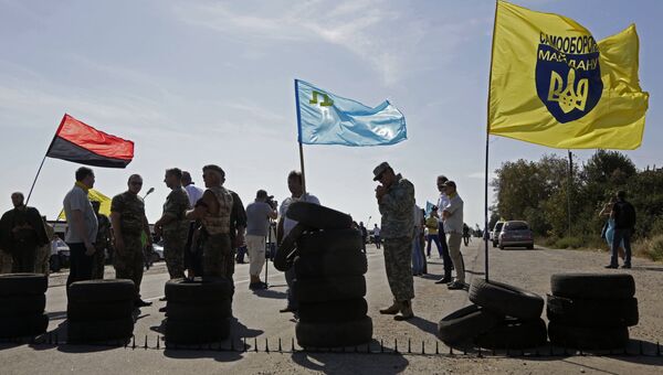 Активисты запрещенных в России меджлиса* и Правого сектора блокируют автомобильную трассу на границе Украины и Крыма у поселка Чонгар