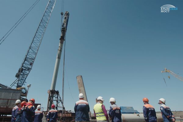 Строители вбили последнюю сваю, погруженную в основу опоры № 254 в железнодорожную часть Крымского моста Строители вбили последнюю сваю, погруженную в основу опоры № 254 в железнодорожную часть Крымского моста