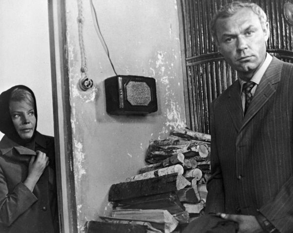 Леонид Неведомский и Татьяна Доронина в сцене из кинофильма Мачеха киностудии Мосфильм Леонид Неведомский и Татьяна Доронина в сцене из кинофильма Мачеха киностудии Мосфильм