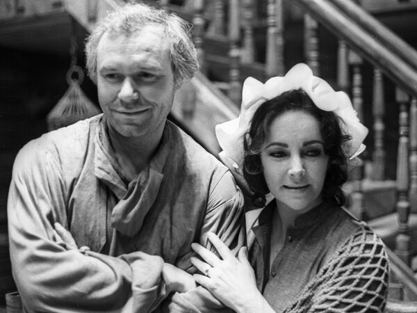 Актриса Элизабет Тейлор в роли матери и актер Леонид Неведомский в роли отца на съемках фильма Синяя птица Актриса Элизабет Тейлор в роли матери и актер Леонид Неведомский в роли отца на съемках фильма Синяя птица