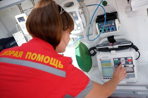 Врач скорой медицинской помощи во время вакцинации против гриппа Врач скорой медицинской помощи во время вакцинации против гриппа