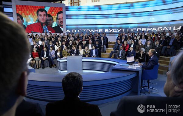 Президент России Владимир Путин отвечает на вопросы во время прямой линии. 25 апреля 2013 Президент России Владимир Путин отвечает на вопросы во время прямой линии. 25 апреля 2013