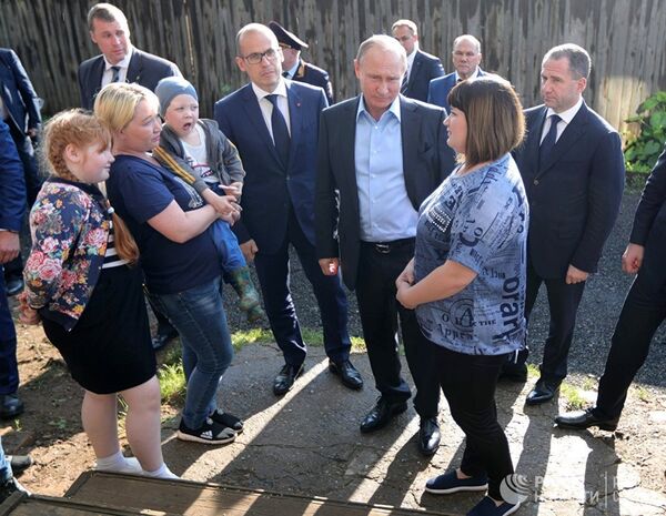Владимир Путин во время посещения аварийного жилья семьи Анастасии Вотинцевой в Ижевске. 27 июня 2017 Владимир Путин во время посещения аварийного жилья семьи Анастасии Вотинцевой в Ижевске. 27 июня 2017