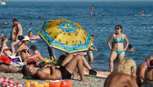 Отдыхающие на пляже в Севастополе