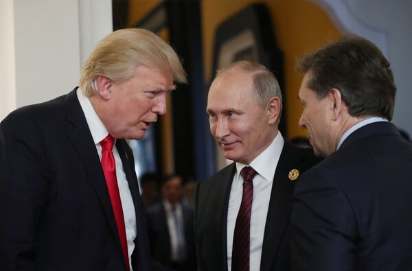 Президент РФ Владимир Путин и президент США Дональд Трамп в перерыве рабочего заседания лидеров экономик форума Азиатско-Тихоокеанского экономического сотрудничества (АТЭС) Президент РФ Владимир Путин и президент США Дональд Трамп в перерыве рабочего заседания лидеров экономик форума Азиатско-Тихоокеанского экономического сотрудничества (АТЭС)