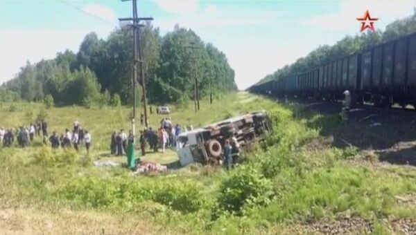 Видео с места столкновения автобуса и поезда в Орловской области