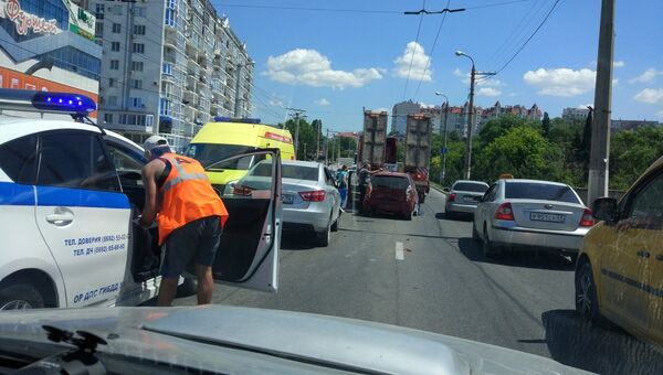 ДТП в Севастополе: легковушка въехала в длинномер