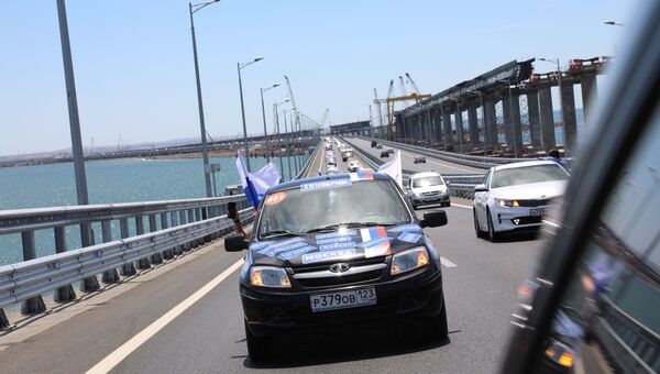 Участники автопробега через Крымский мост, посвященного Дню России