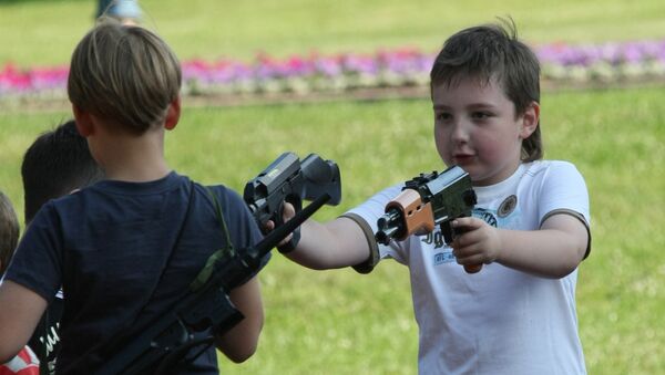Дети с игрушечным оружием. Архивное фото
