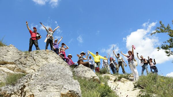 Туристы на экскурсии в горах Крыма