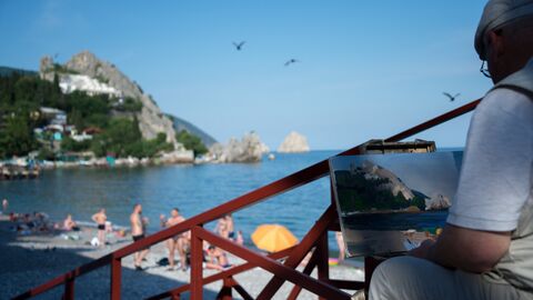 Художник на городском пляже в Гурзуфе