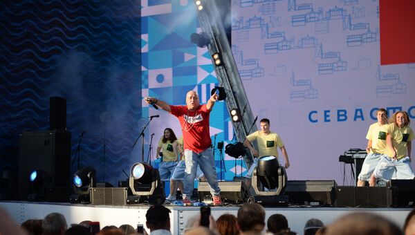 Певец Доминик Джокер на праздничном концерте, посвященном 235-летию Севастополя