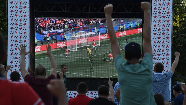 Болельщики в Симферополе смотрят Чемпионат мира по футболу. 14 июня 2018