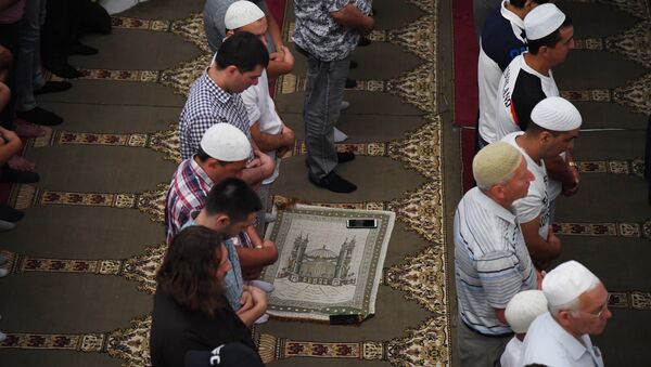 Намаз в мечети в Евпатории по случаю празднования Ураза-байрам