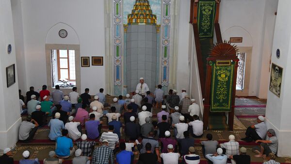 Намаз в мечети в Евпатории по случаю празднования Ураза-байрам