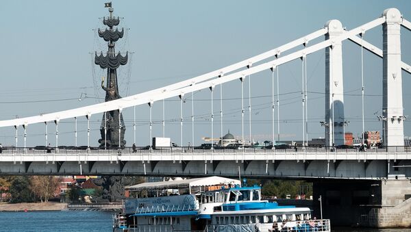 Прогулочный теплоход на Москве-реке. На дальнем плане - Крымский мост и памятник Петру Первому