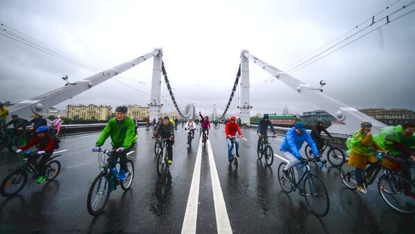 Участники Московского велопарада на Крымском мосту