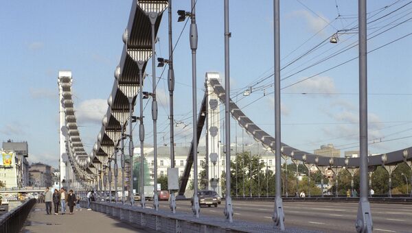 Прохожие на Крымском мосту в Москве