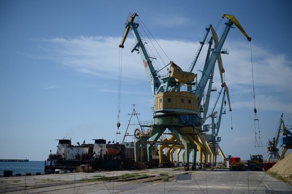 Погрузка зерна на корабль в порту Севастополя для отправки в Сирию Погрузка зерна на корабль в порту Севастополя для отправки в Сирию