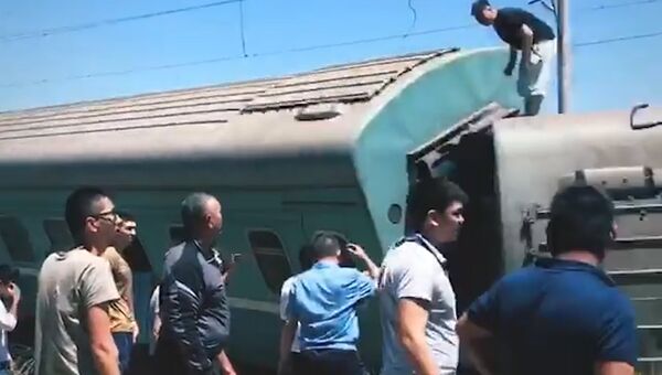 Пассажирский поезд сошел с рельсов в Казахстане. Съемка с места ЧП