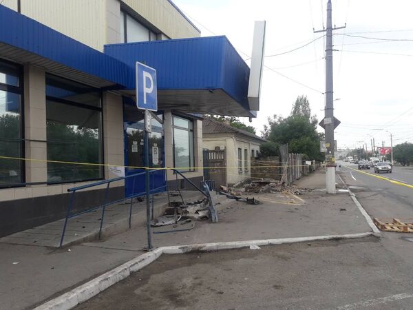 В Симферополе иномарка вылетела на тротуар и снесла ограждение магазина В Симферополе иномарка вылетела на тротуар и снесла ограждение магазина