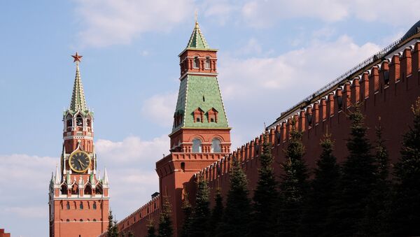 Спасская (слева) и Сенатская башни Московского Кремля