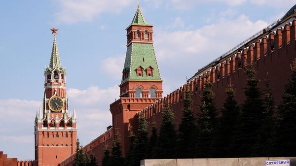 Спасская (слева) и Сенатская башни Московского Кремля