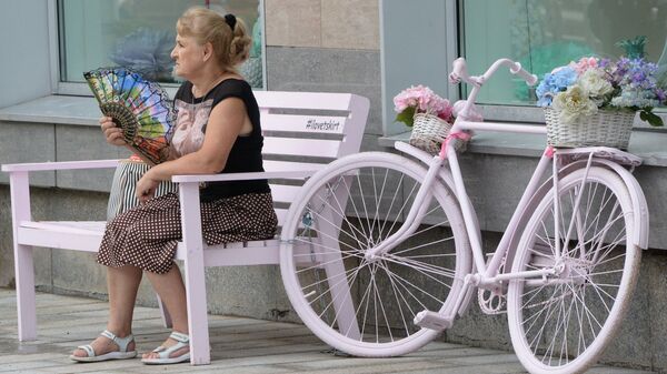 Женщина на Тверской улице в Москве