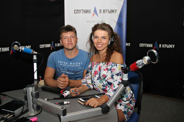 Блогеры из Санкт-Петербурга Елизавета Грачева и Виталий Ичин в студии радио Спутник в Крыму