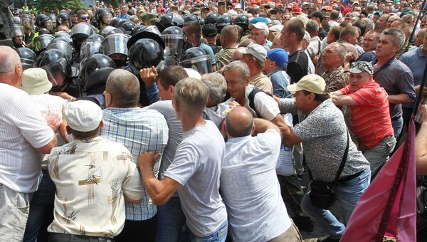 Столкновения митингующих с полицией у здания Рады Украины в Киеве. Митингующие протестуют против постоянных задержек зарплат шахтеров и требуют увеличения заработной платы. 19 июня 2018