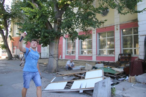 Блогер из Санкт-Петербурга Виталий Ичин осматривает реконструкцию центра Симферополя Блогер из Санкт-Петербурга Виталий Ичин осматривает реконструкцию центра Симферополя
