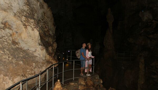 Видео: блогеры Елизавета Грачева и Виталий Ичин в пещере Эмине-Баир-Хосар на Чатыр-Даге