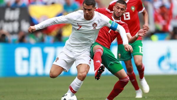 Слева направо:Криштиану Роналду (Португалия) и Хаким Зийех (Марокко) в матче группового этапа чемпионата мира по футболу между сборными Португалии и Марокко. 20 июня 2018