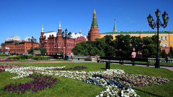 Цветник на Манежной площади перед Кремлем в Москве