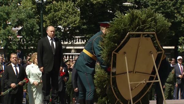 Президент в День памяти и скорби возложил цветы к Могиле Неизвестного Солдата