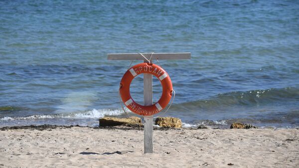 Спасательный круг на пляже в Крыму
