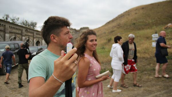 Видео: travel-блогеры Виталий Ичин и Елизавета Грачева в крепости Керчь и на Кояшском озере