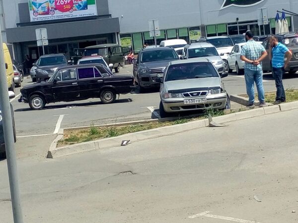 ДТП на стоянке ТЦ Южная галерея ДТП на стоянке ТЦ Южная галерея