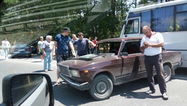 ДТП с участием легкового автомобиля и пассажирского автобуса на въезде в Симферополь. 25 июня 2018