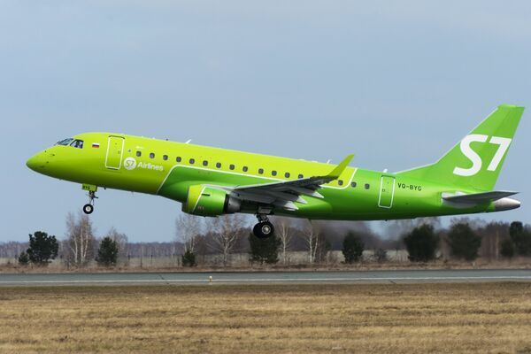 Самолет Embraer-170 авиакомпании S7 во время взлета в аэропорту Толмачево. Самолет Embraer-170 авиакомпании S7 во время взлета в аэропорту Толмачево.